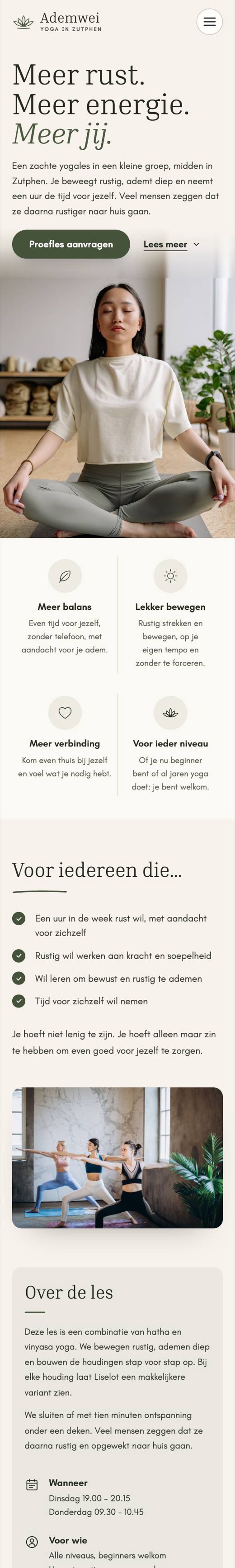 Voorbeeldsite yogastudio op een telefoon